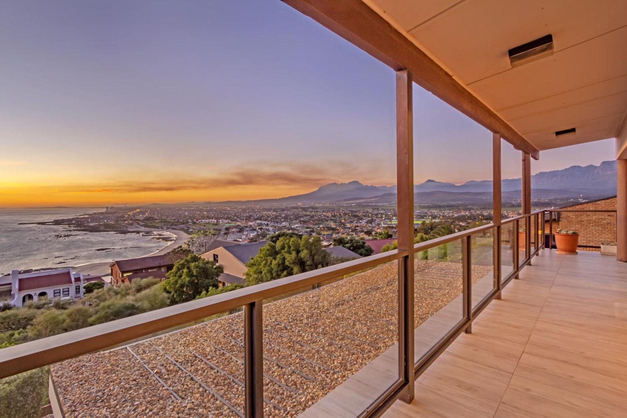 Zaria Sun Penthouse By Host Agents Kaapstad